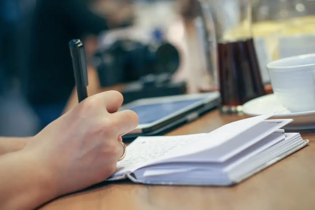Checklist for improving B2B email open rates with subject line ideas